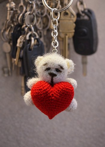 Örgü Beyaz Ayıcık Kalp Anahtarlık - Görsel 2