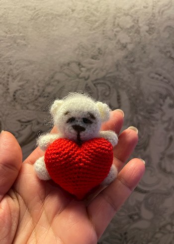 Örgü Beyaz Ayıcık Kalp Anahtarlık - Görsel 3