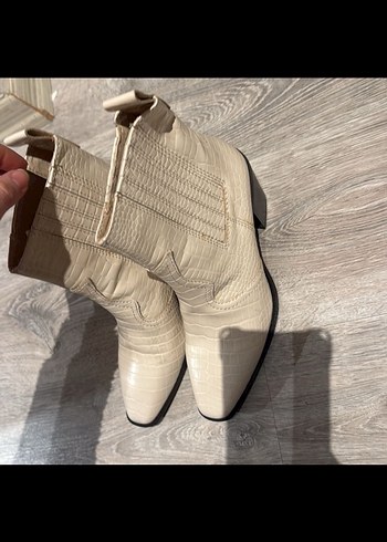 Stradivarius Bej Yılan Desenli Kadın Bot - Görsel 2