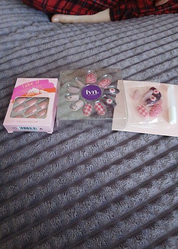 Pembe ve Canlı Renklerde Tırnak Süslemeleri - Görsel 4