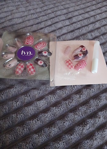 Pembe ve Canlı Renklerde Tırnak Süslemeleri - Görsel 2