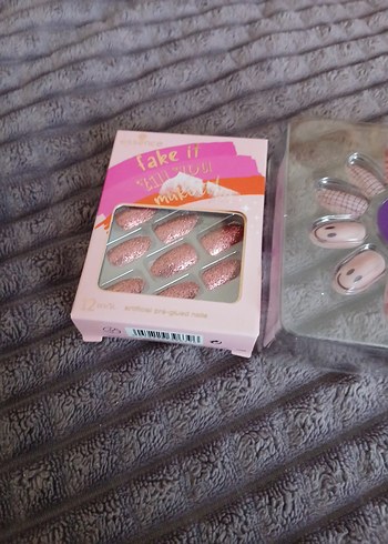 Pembe ve Canlı Renklerde Tırnak Süslemeleri - Görsel 3