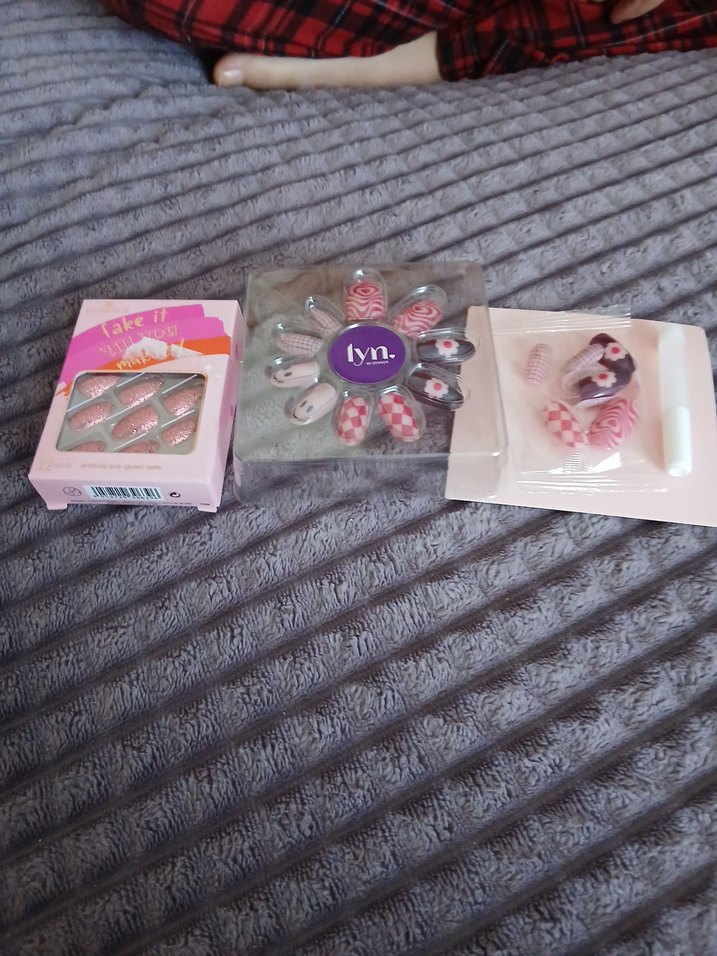 Pembe ve Canlı Renklerde Tırnak Süslemeleri - Görsel 4