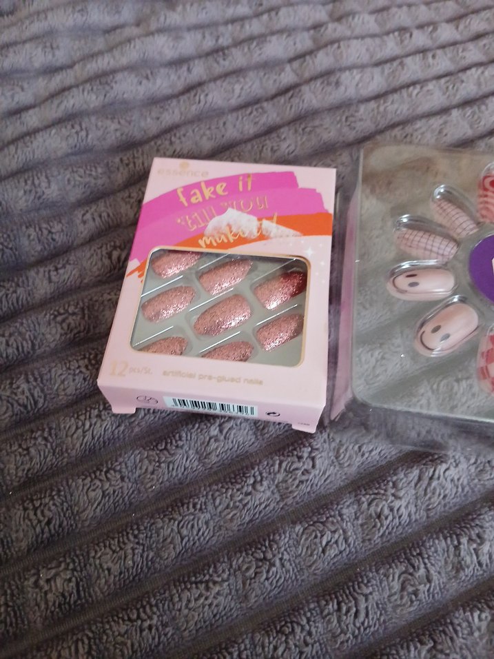 Pembe ve Canlı Renklerde Tırnak Süslemeleri - Görsel 3