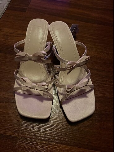Bershka fiyonklu topuklu sandalet