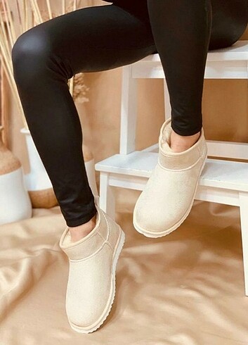 mini ugg bot bej rengidir uygulamalı renk olmadığı için yazıyoru