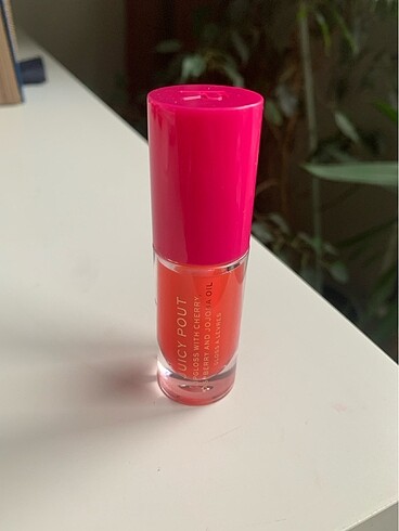 Revolution juicy pout lipgloss