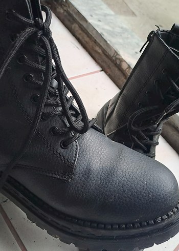 LC Waikiki Deri Siyah Bağcıklı Goth Kadın Botu