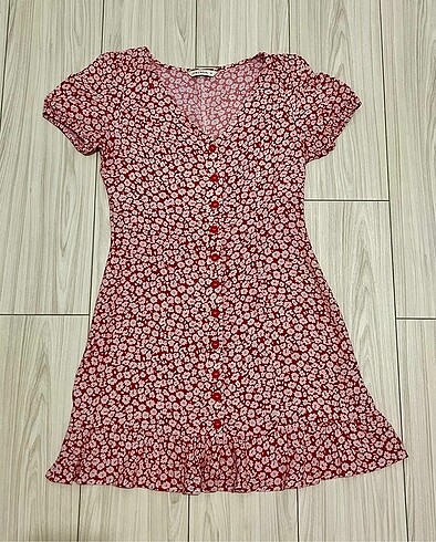 Kırmızı Çiçekli Elbise