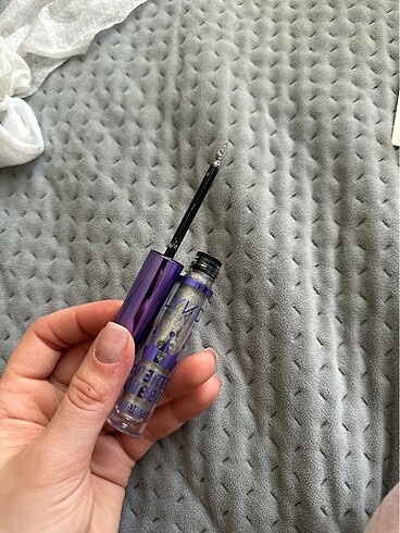 Bee Beauty Lykd simli gümüş eyeliner