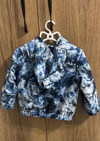 Erkek Çocuk Kapüşonlu Mavi Batik Desenli Yağmurluk - Görsel 2