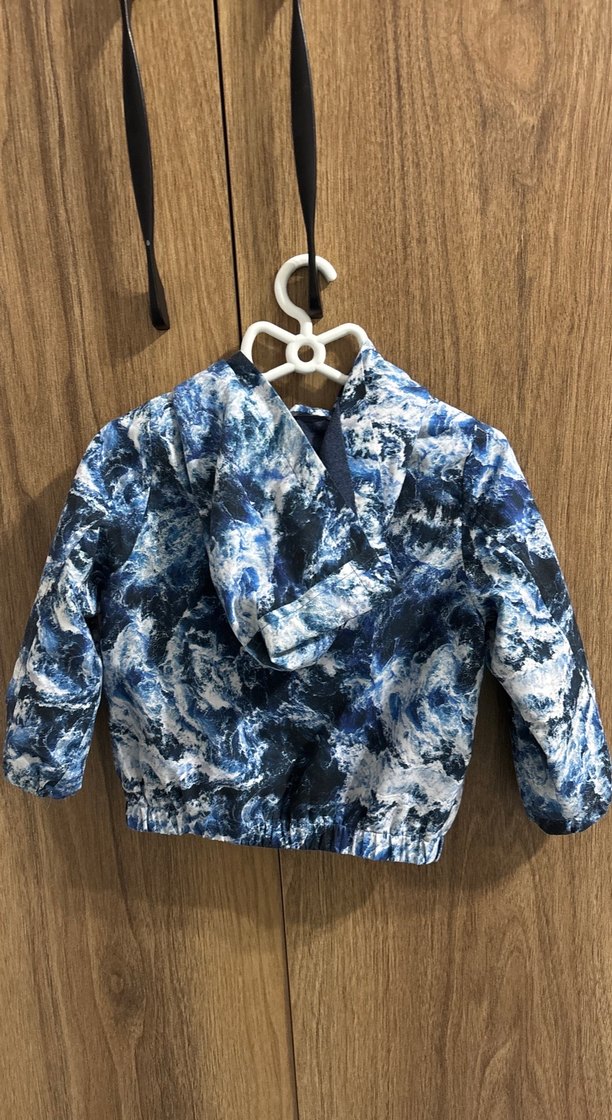 Erkek Çocuk Kapüşonlu Mavi Batik Desenli Yağmurluk - Görsel 2