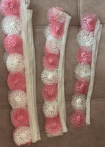 Pembe ve beyaz el yapımı dantel şeritler