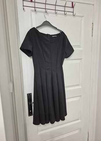 Siyah V Yaka Kısa Kollu Midi Elbise - Görsel 2