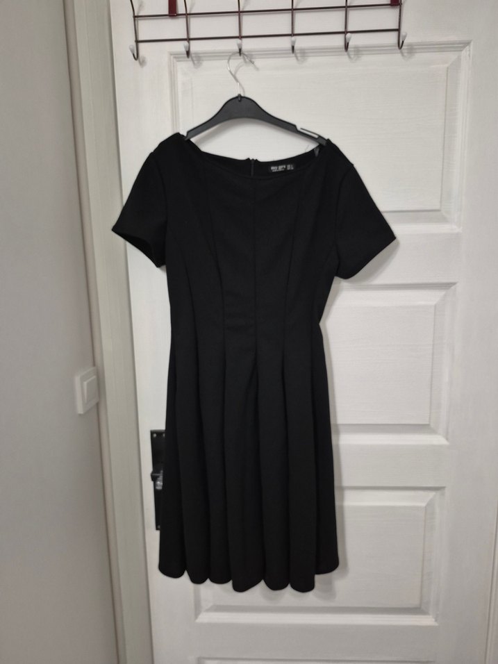 Siyah V Yaka Kısa Kollu Midi Elbise - Görsel 3