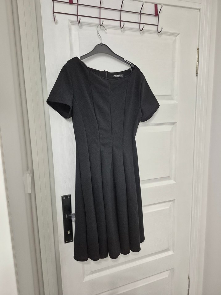 Siyah V Yaka Kısa Kollu Midi Elbise - Görsel 2