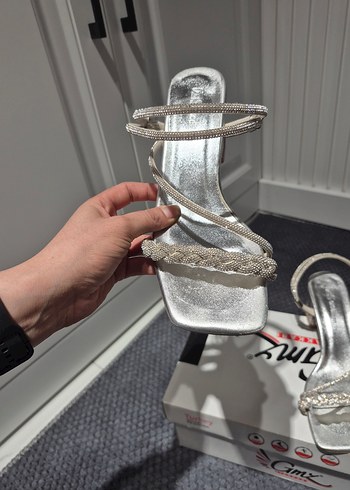 Gri Yılan Desenli Topuklu Kadın Ayakkabı - Görsel 4