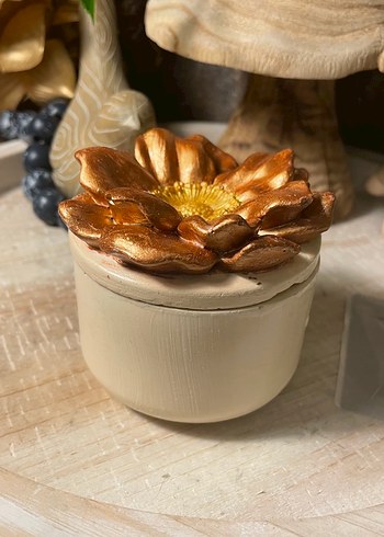 Altın Çiçek Detaylı Kutu bej-bakır mumluk vegan mum