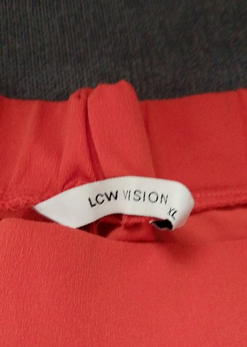 LC Waikiki vision kırmızı renk şort - Görsel 3