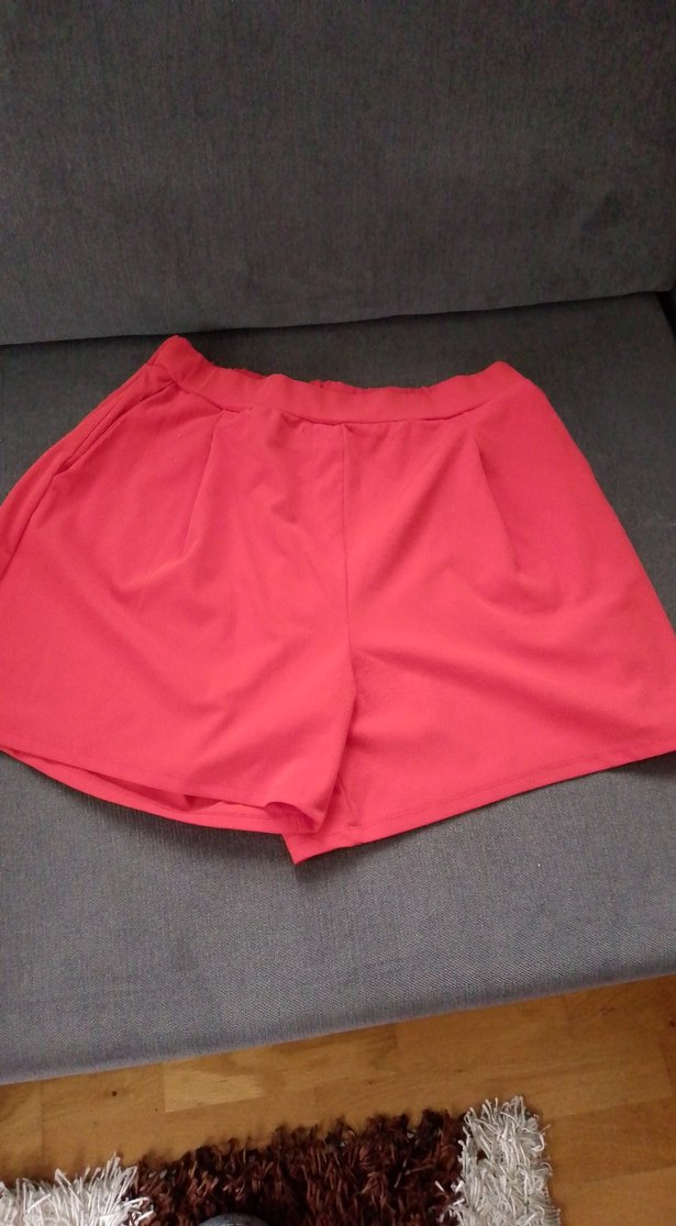 LC Waikiki vision kırmızı renk şort - Görsel 2