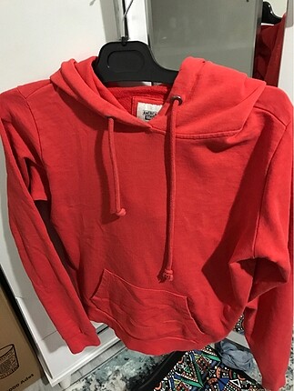 Kırmızı kapşonşu spor sweat