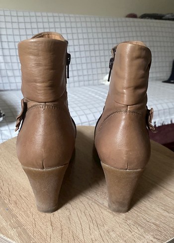 Bej Deri Dolgu Topuklu Kadın Bot - Görsel 4