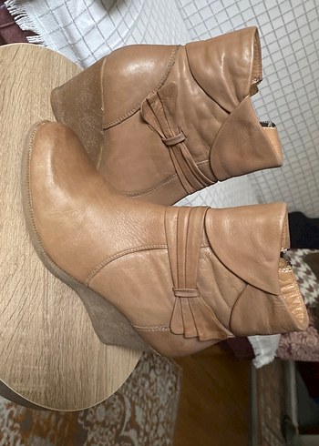 Bej Deri Dolgu Topuklu Kadın Bot - Görsel 6