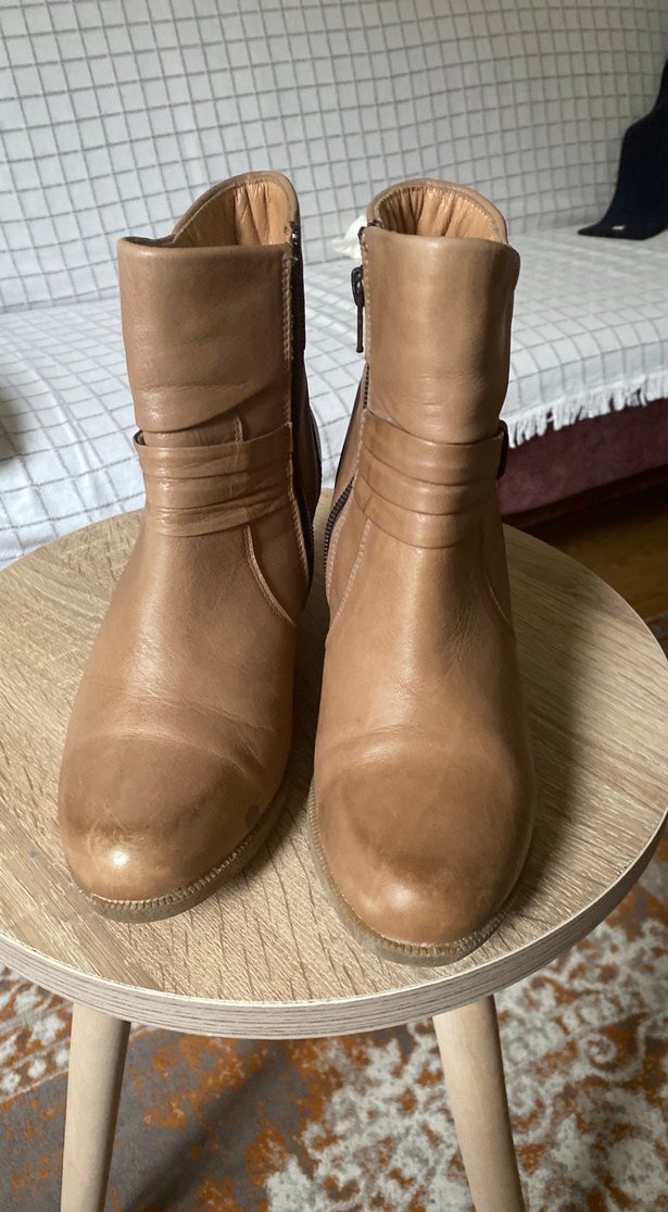 Bej Deri Dolgu Topuklu Kadın Bot - Görsel 2