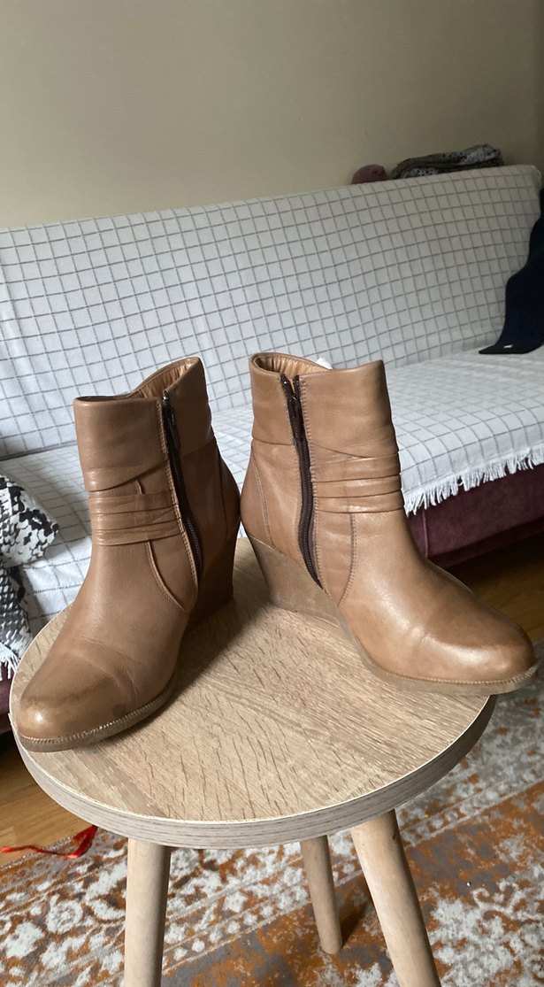 Bej Deri Dolgu Topuklu Kadın Bot - Görsel 3