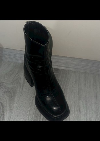 35 Beden Bershka Siyah Deri Topuklu Kadın Bot