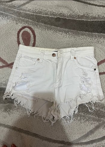 Yırtık Beyaz Mini Kot Şort
