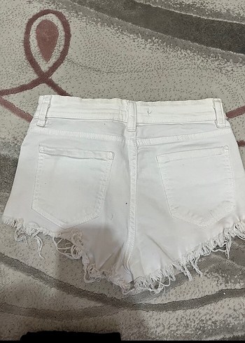 28 Beden Yırtık Beyaz Mini Kot Şort
