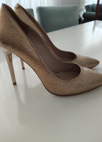 39 Beden Altın Rengi Yılan Desenli Stiletto