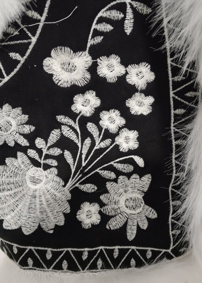 Siyah İçi Kürklü Nakışlı Süet Yelek - Görsel 3