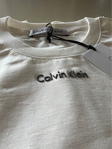 Calvin Klein kabartma yazılı tshirt