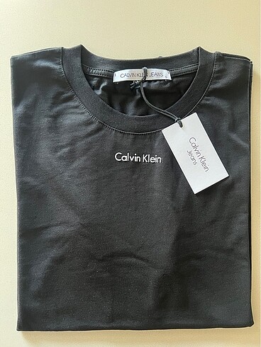 Calvin Klein kabartma yazılı tshirt