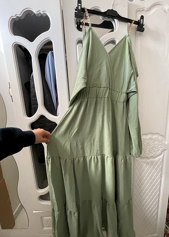 m Beden yeşil Renk Zincir Detaylı Yeşil Askılı Uzun Elbise