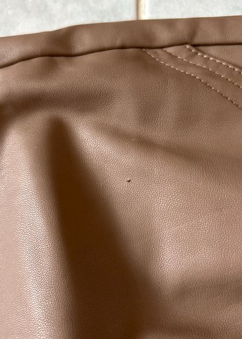 Bej Deri Mini Şort Kemerli Rahat Kesim - Görsel 5