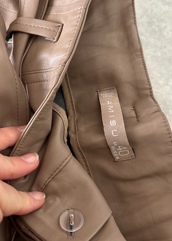 Bej Deri Mini Şort Kemerli Rahat Kesim - Görsel 2