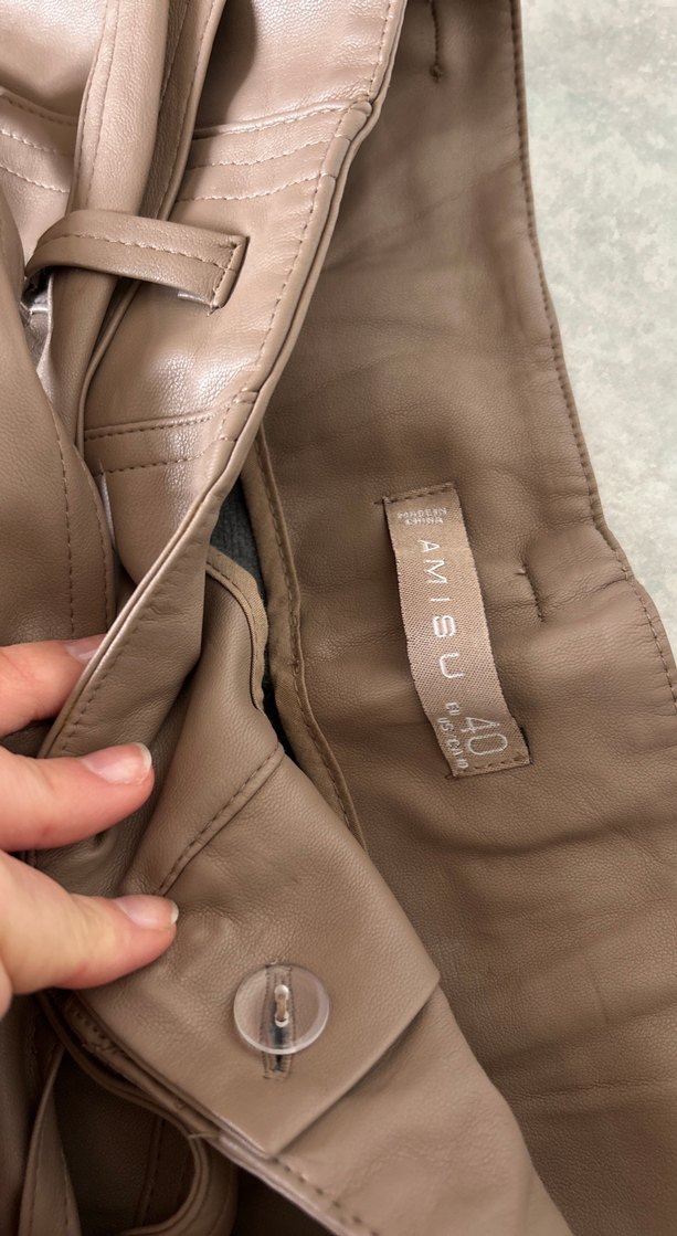 Bej Deri Mini Şort Kemerli Rahat Kesim - Görsel 2