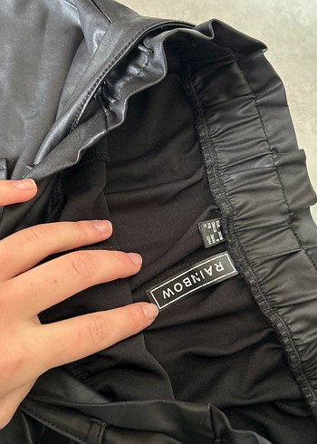 Kadın Siyah Deri Midi Şort - Görsel 3