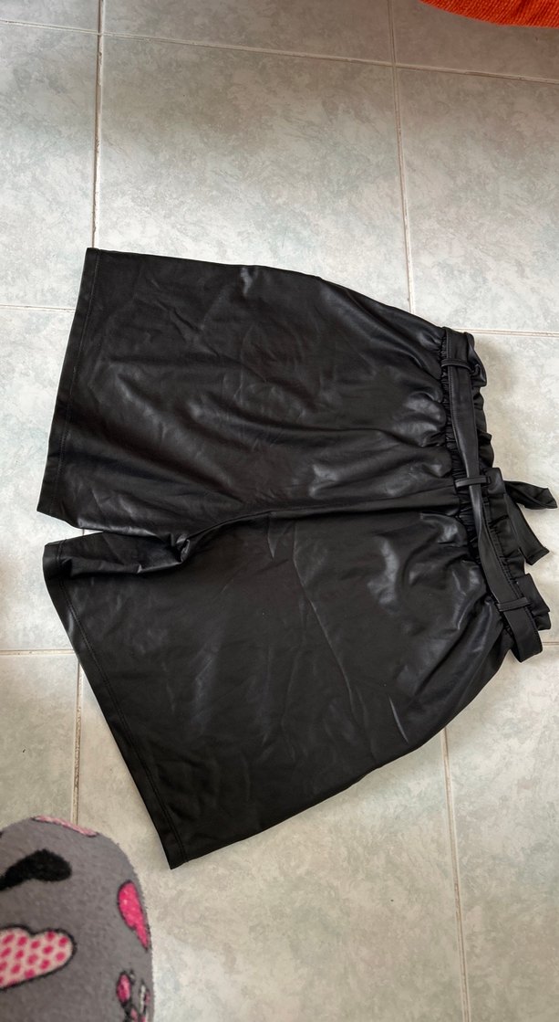 Kadın Siyah Deri Midi Şort - Görsel 4