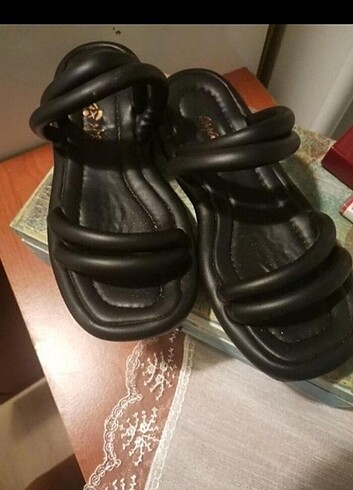 siyah sandalet