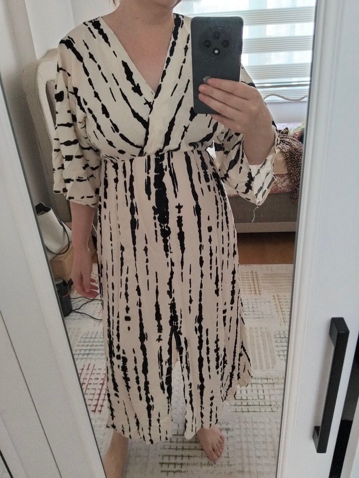 V Yaka Batik Desenli Uzun Keten Elbise - Görsel 2