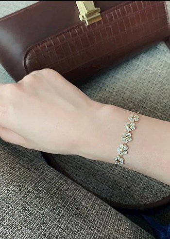 Gold Renk Boncuklu Çiçek Desenli Bileklik