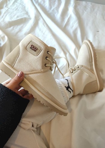 Ugg bağcıklı