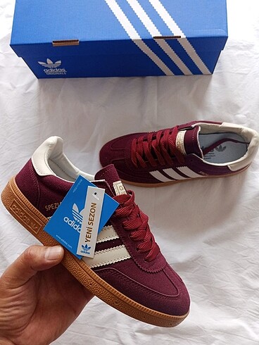 Spezial Adidas bordo