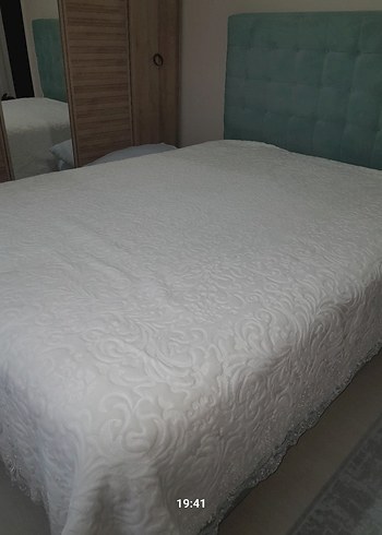  Beden İşlemeli Beyaz Yatak Örtüsü