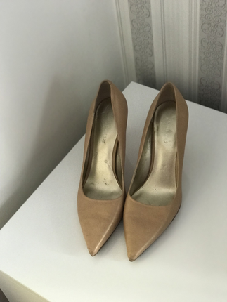 Bej renk, sivri burunlu stiletto