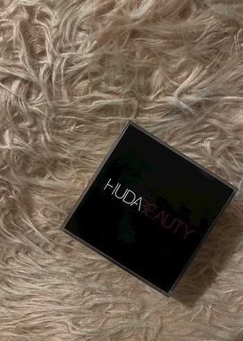 Huda Beauty Pudra